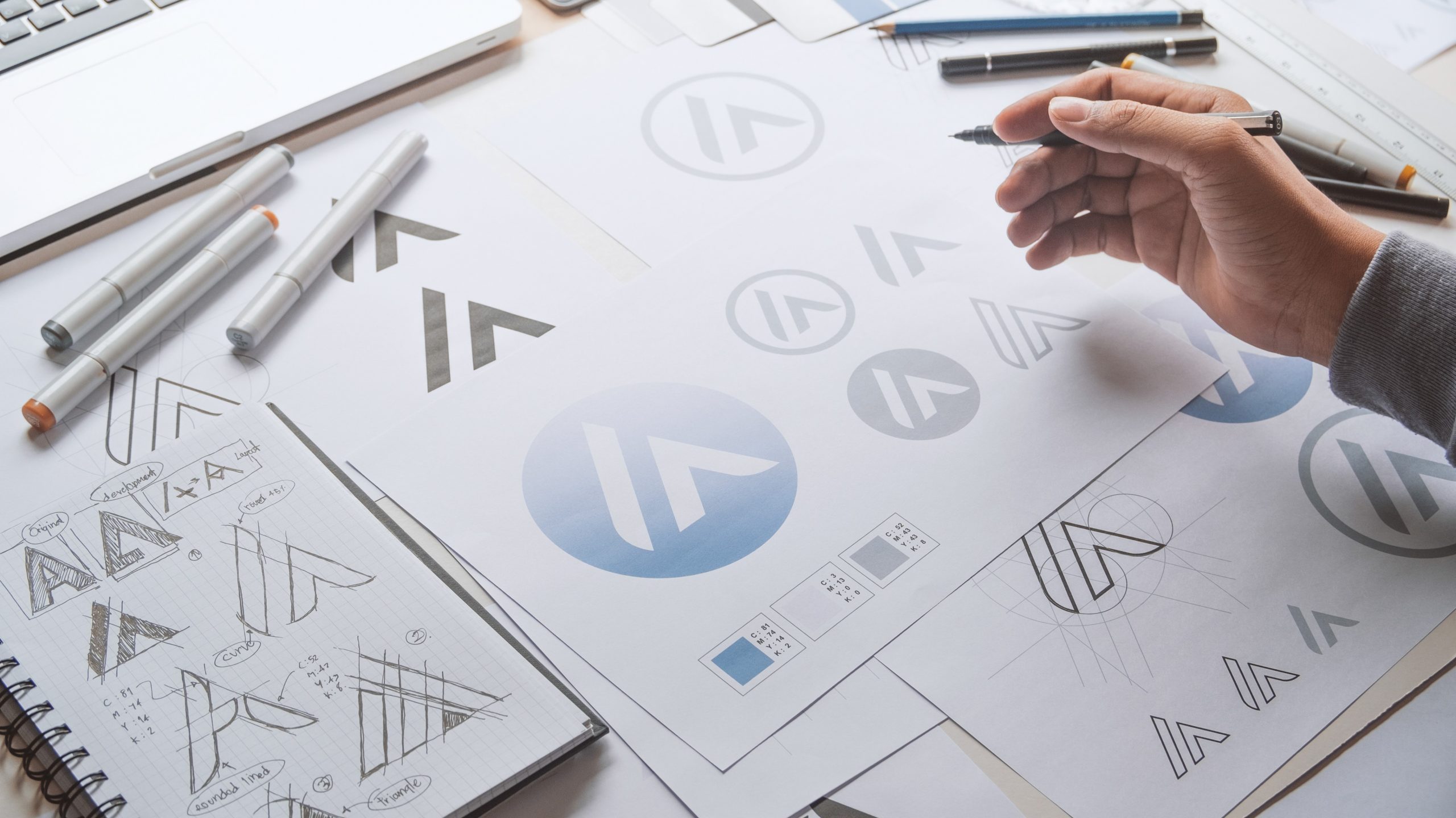 graphiste, webdesigner en train de concevoir un logo. Image pour le site de Emmanuel Mouanga-Zou graphiste sur lyon